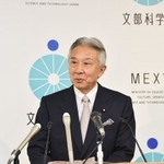 就任会見に挑む盛山正仁文部科学相＝東京都千代田区