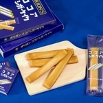 ココアシガレットの味を再現した焼き菓子「ココアシガーケイク」（三州製菓提供）