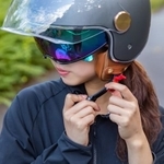ヘルメットを着用する女性　※写真はイメージです（健二 中村/stock.adobe.com）