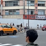 交通量の多い大きな交差点の右折レーンから右折する、ママ自転車。ヘルメットを着用せず、しかも後部に子供が乗っていることに驚く。対面にも右折車が待機しており、非常に危険な状況だ（画像提供：上西一美@YouTube番組ドラレコ交通事故防止さん　@kazumi_decreate）