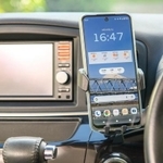 スマホホルダーの取り付け位置にご注意　※画像はイメージです（ hanafujikan/stock.adobe.com）