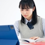 学生の3人に1人が夏休みの宿題に生成AIを活用している　※画像はイメージです（metamorworks/stock.adobe.com）