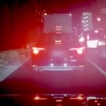 国道を走行中、前を走るタクシーの行灯（あんどん）が点滅していた！赤い色の行灯や点滅は非常事態を知らせるもの。見かけたら110番通報を！（YouTube動画よりキャプチャー／提供：かわけん さん @kawakenda4）