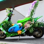 改造車の検問で止められた植栽豊かな原付（提供画像）