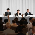ジャニー喜多川氏の性加害問題の会見に出た（左から）井ノ原快彦さん、東山紀之さん、藤島ジュリー景子さんと弁護士