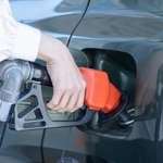 約8割が「ガソリン価格の高騰が生活を圧迫している」と回答　※画像はイメージです（west_photo/stock.adobe.com）