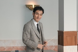 歌手・福来スズ子にとってキーパーソンとなる作曲家・羽鳥善一（草彅剛）　©︎NHK