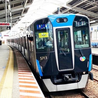 阪神電車の車掌室の窓に掲げられた阪神タイガース優勝の副標。その下をよ～く見てみると……なんとあの球団のロゴが！（提供：ありやんさん）