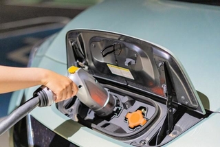 「PHEV」と「EV」、どちらを購入したいですか？　※画像はイメージです（photoAC）