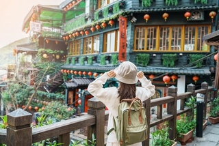 台湾を旅行中の女性　※写真はイメージです（Jo Panuwat D/stock.adobe.com）