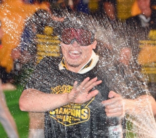 豪快にビールを浴びる阪神・佐藤輝明選手＝9月14日、大阪府内の会場