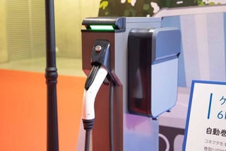 すっきりケーブルが収納できる巻き取り式充電器