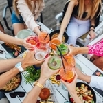食事会に参加する女性たち　※写真はイメージです（Aleksandrs Muiznieks/stock.adobe.com）
