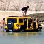 車のドアも全開で海水に…（動画から抜粋）