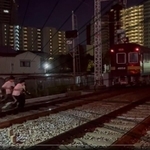 阪急電車が通り過ぎるや飛び出した撮り鉄たち（左）（提供動画より）