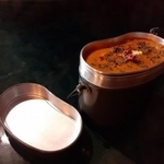 飯盒で提供されたバターチキンカレー