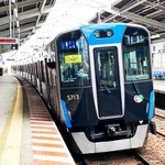阪神電車の車掌室の窓に掲げられた阪神タイガース優勝の副標。その下をよ～く見てみると……なんとあの球団のロゴが！（提供：ありやんさん）