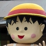 道ばたに立っていたちびまる子ちゃんの驚くべき格好とは（提供画像）