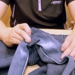 転倒したときにできた、ジーンズの擦り傷を見せる女性＝加西市内