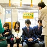 電車の優先席に座る高校生（TAGSTOCK2/stock.adobe.com)