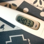 インフル初日、体温は40.3度まで上昇。頭も体も熱いのに、悪寒で寒かったそうです（いずれも提供写真）