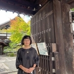 金地院で働いた体験を本にまとめた服部さん（京都市左京区・金地院）