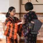 「抜かれていく者」の悔しさを、同期の和希（片山友希）と分かち合う鈴子（趣里）　©️NHK