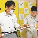 関西方面などから注文が急増しているカメムシ捕獲器「ぱっくりん」を紹介する浜村雅男社長（右）と拓志専務＝島根県出雲市