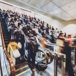 片側を空ける乗り方がスタンダードになっているが…（beeboys/stock.adobe.com)