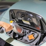 「PHEV」と「EV」、どちらを購入したいですか？　※画像はイメージです（photoAC）