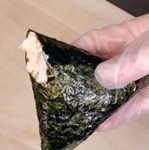 握らないツナマヨおにぎり。お店で売ってそう！（提供：ココチャンネルさん）