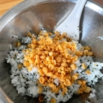 混ぜ込みご飯に、いか海老味天かすを投入！味をしっかり出すために入れるそうです。