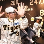 VRで阪神優勝の胴上げやビールかけを体験する来館者＝甲子園歴史館