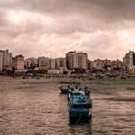 海からのぞむガザ地区の街並み（Ahmed/stock.adobe.com）