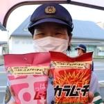 「へるめっとカブローチョ！」と書かれたシールが貼られたスナック菓子（京都南丹市園部町）