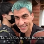 通りかかった日本人からバス代をもらい、抱きつく外国人ユーチューバー（Fidias YouTubeより）※現在は動画削除済み