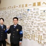 JR鶴橋駅員の森﨑瑞穂さん(左)と中野雄介さん。推しの選手はそれぞれ、宗選手と安達選手だそうです