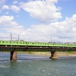 宇治川を渡るJR奈良線（wistari/stock.adobe.com）