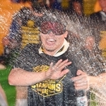 豪快にビールを浴びる阪神・佐藤輝明選手＝9月14日、大阪府内の会場