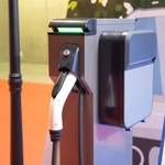 すっきりケーブルが収納できる巻き取り式充電器