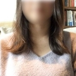 イギリスの自宅からインタビューに応えるまるこさん