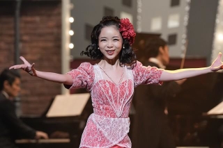 「ラッパと娘」を熱唱するスズ子（趣里）　（C）NHK