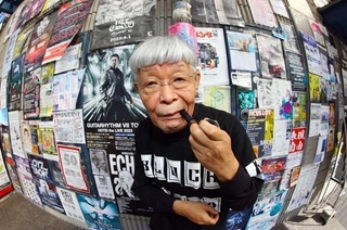 「ペパーの扉は誰に対しても開かれているが、覚悟を決めて入ってきてほしい」とにやりと笑う能勢さん。「毒にも薬にもならないものは文化と言えないからね」（魚眼レンズ使用）