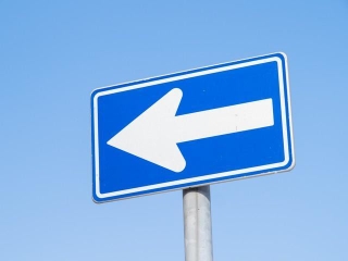 一方通行の標識…実は見間違えやすい標識がいくつかあります　（midori_stock/stock.adobe.com）