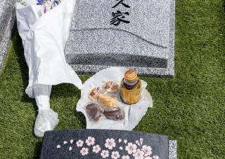 お墓のお供え物　※写真はイメージです（J_News_photo/stock.adobe.com）