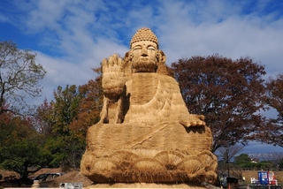筑前町の巨大わらかがし「わらの大仏」