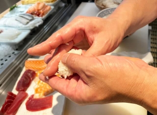 「客自身が自分で寿司を握り自分で食べる」という斬新なサービスを実施する寿司店を築地で見つけました