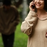 歩いていただけなのに…突然ぶつかって無言で去っていく「ぶつかり男」。写真はイメージです（yamasan/stock.adobe.com）