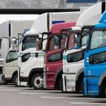 高速道路のサービスエリアの駐車場に並ぶ大型トラック　※画像はイメージです（zheng qiang/stock.adobe.com）
