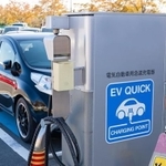 電気自動車の充電スタンド（あんみつ姫/stock.adobe.com）